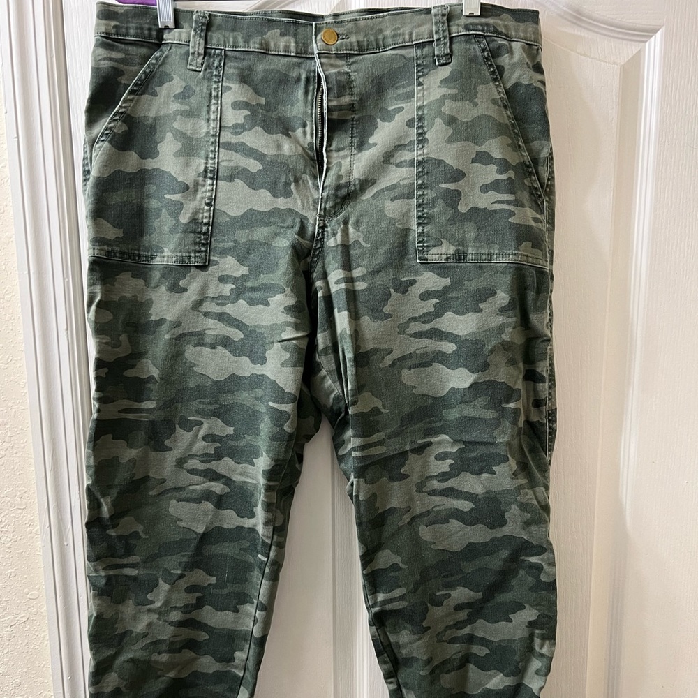 Universal Thread Camo Pants High Rise Straight Leg Size 18